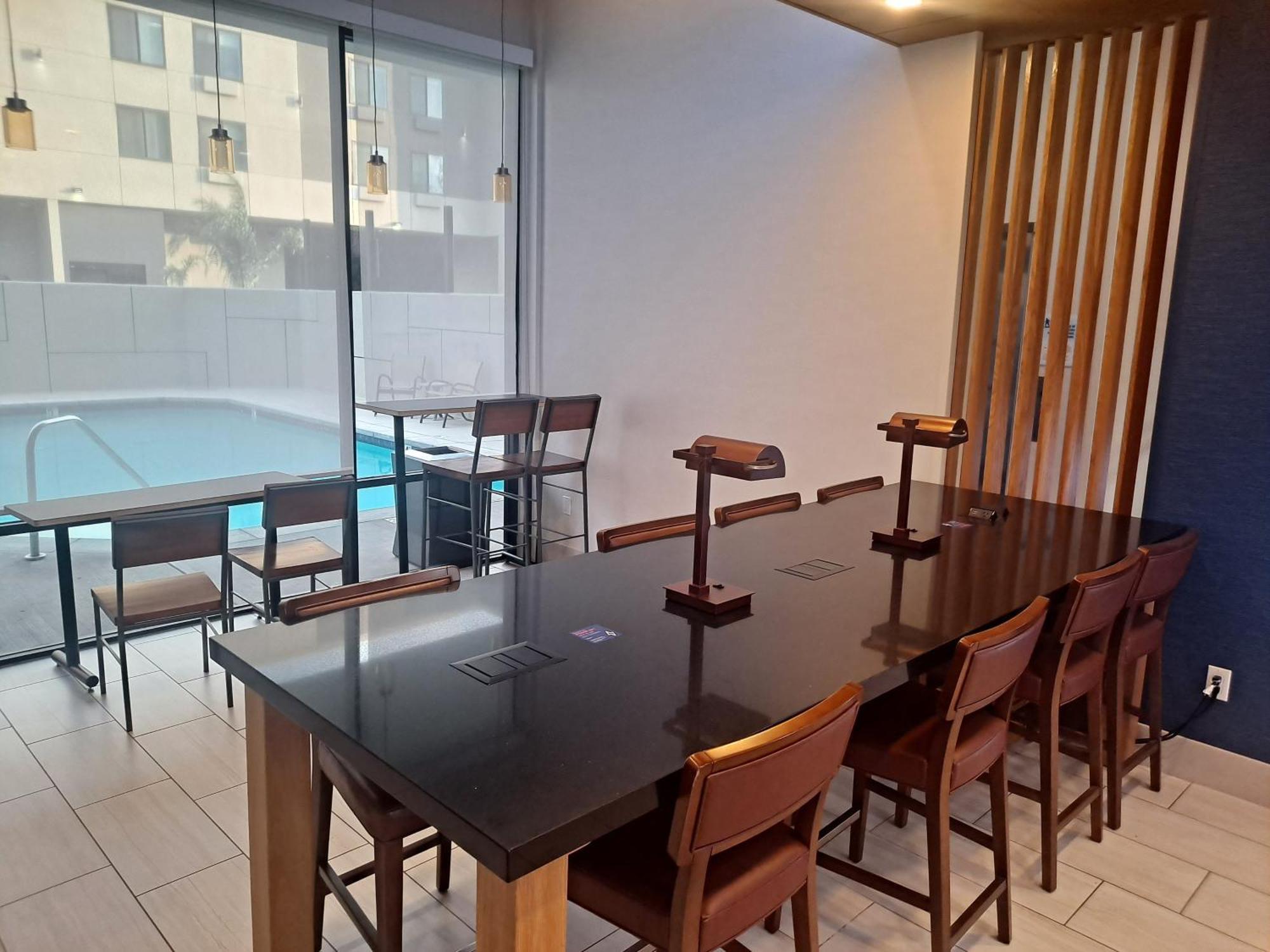 Hotel Express & Chatsworth By Ihg 2*